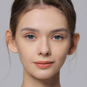 modelwearinghidrocharme verde green colored contacts