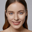 modelwearingrio parati gray colored contacts